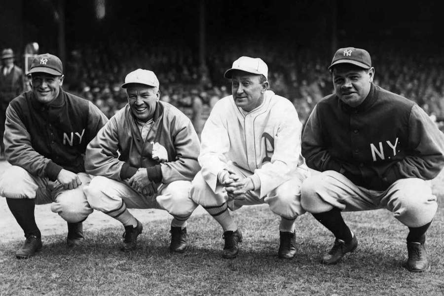 Babe Ruth, Lou Gehrig, Ty Cobb y Tris Speaker, cuatro leyendas del béisbol, reunidos en abril de 1928