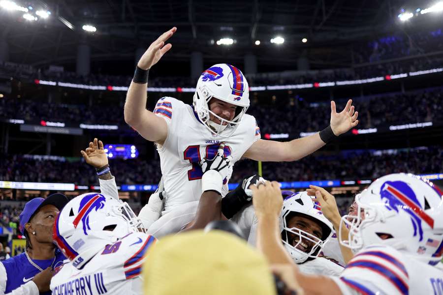 Tyler Bass wird nach seinem entscheidenden Field Goal gefeiert. Tyler Bass wird nach seinem entscheidenden Field Goal gefeiert.