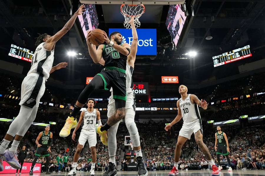 Jayson Tatum comandou os Celtics na vitória sobre os Spurs