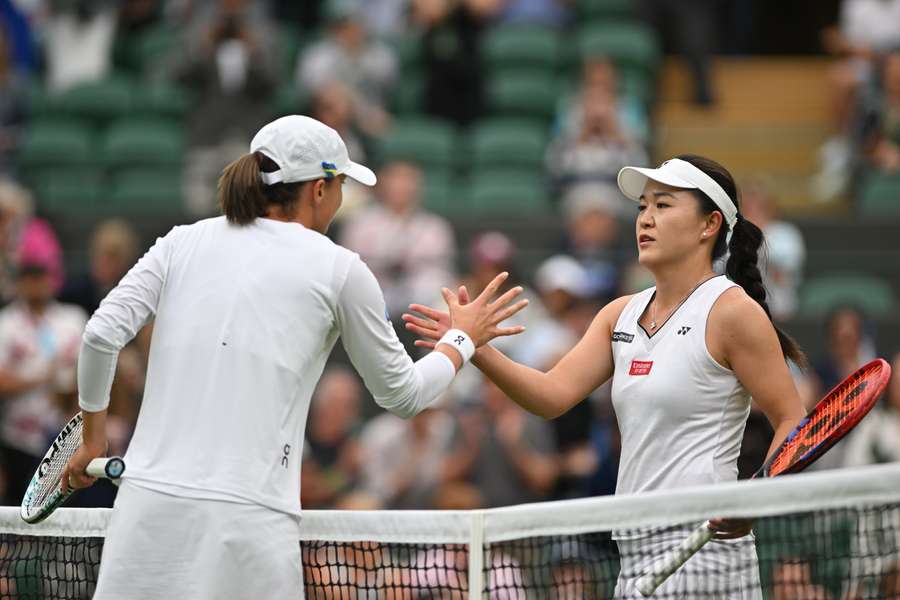 Iga Swiatek blæser kinesiske Zhu Lin ud af Wimbledon