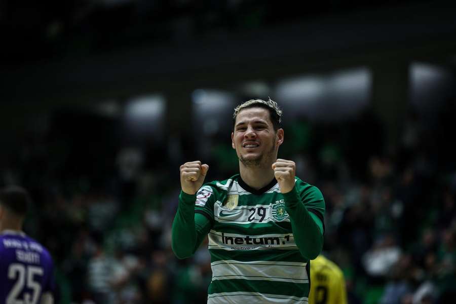 Alex Merlim festeja o quarto golo do Sporting
