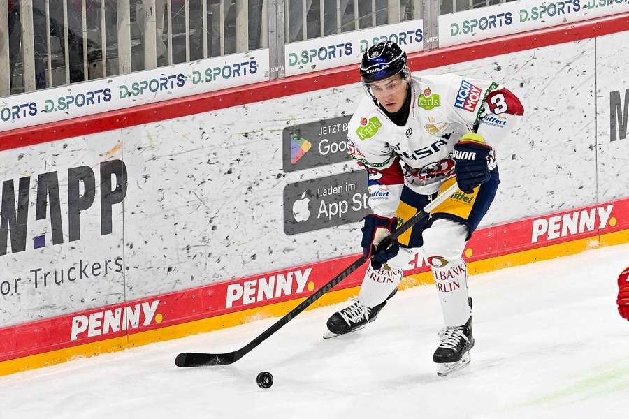 Leo Pföderl am Puck.