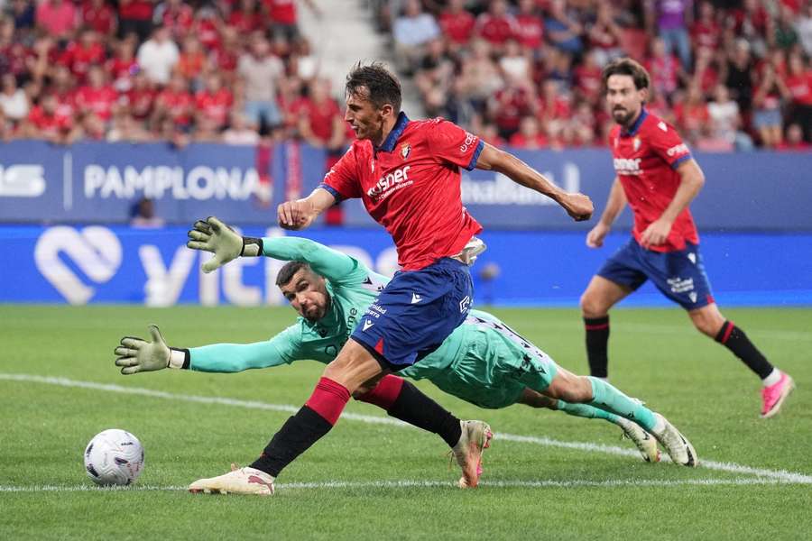 Ante Budimir, ante Mat Ryan