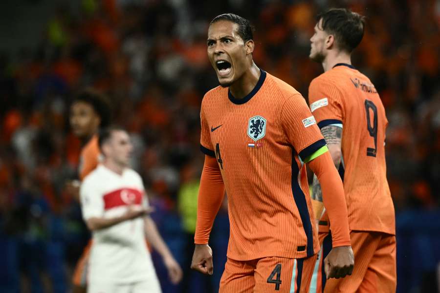 Van Dijk numa expressão de cólera durante o jogo com a Turquia