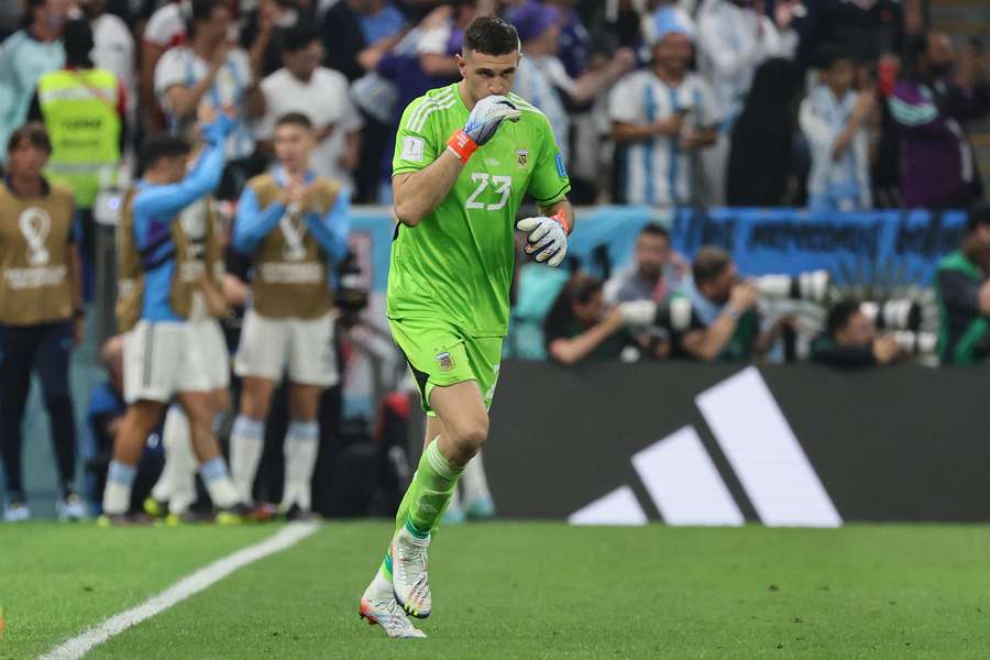 Emiliano Martinez: The wall reminiscent of the great Goycochea