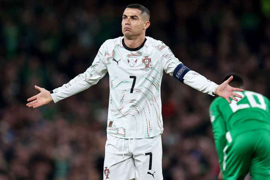 Ronaldo recebeu ordem de expulsão em Dublin Ronaldo recebeu ordem de expulsão em Dublin
