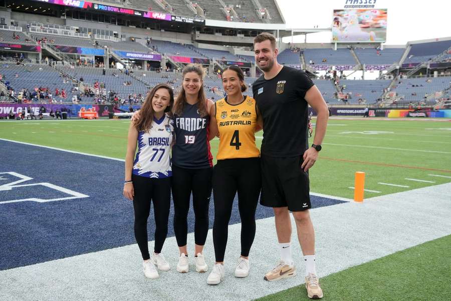 NFL-Botschafter Kodie Fuller für Australien (2. v.r)