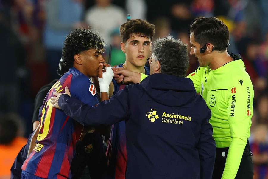 Lamine Yamal conversa com os médicos após lesionar-se