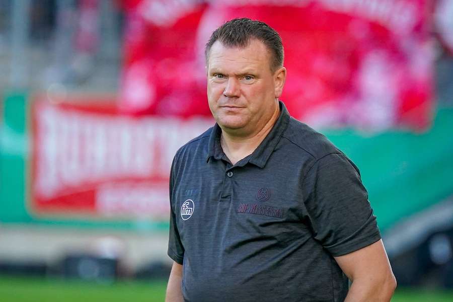 Uwe Koschinat mit einer spannenden Geste im Vorfeld des Erstrundenspiels.
