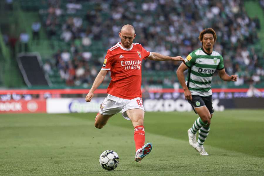 Fredrik Aursnes no jogo com o Sporting