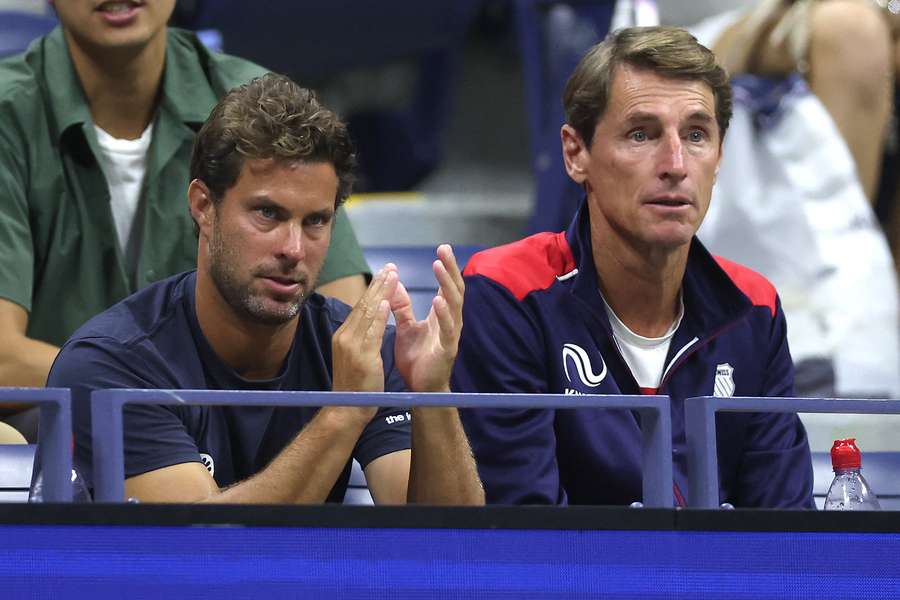 Coach Peter Lucassen met Davis Cup-captain Paul Haarhuis zien Botic van Alcaraz winnen