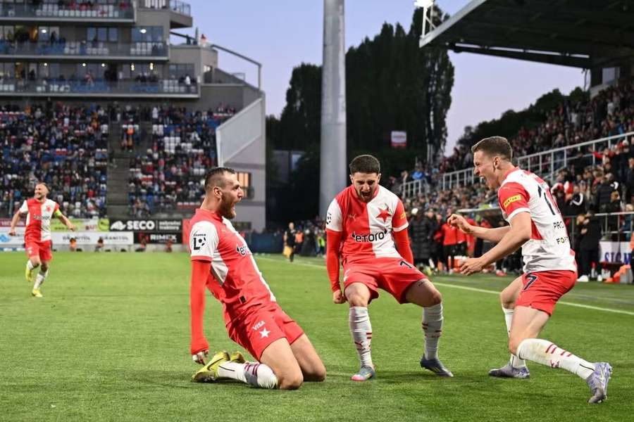 Slavia v predstihu získala majstrovský titul. Slavia v predstihu získala majstrovský titul.