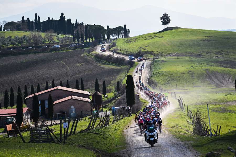 Tom Pidcock wint na solo van ongeveer 20 kilometer Strade Bianche