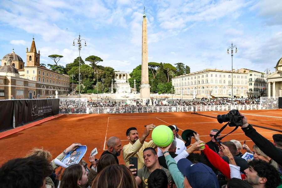 Djokovic semnează mingi în Piazza del Popolo
