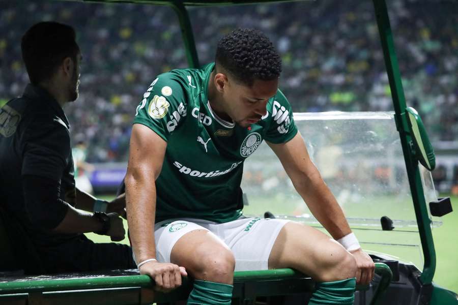 Vitor Roque voltou a lesionar-se no tornozelo esquerdo