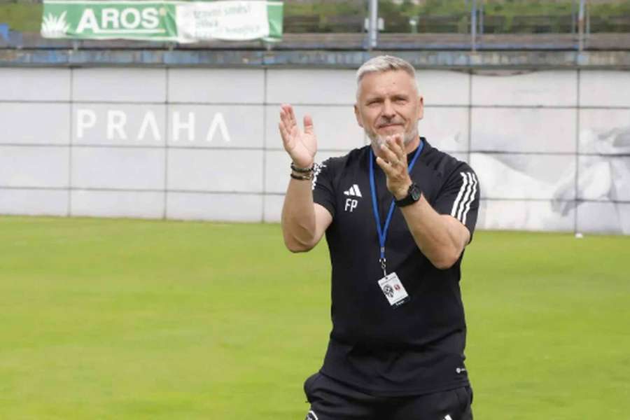František Peřina končí na místě trenéra třetiligové Admiry.