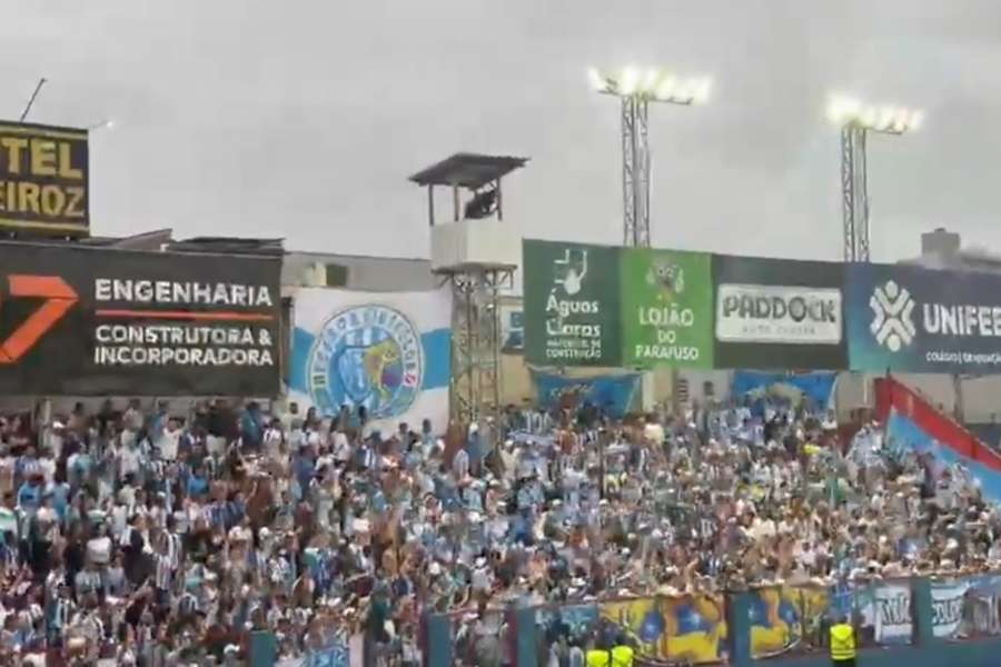 Problema na arquibancada suspende jogos e adia decisão pelo acesso na Série C Problema na arquibancada suspende jogos e adia decisão pelo acesso na Série C