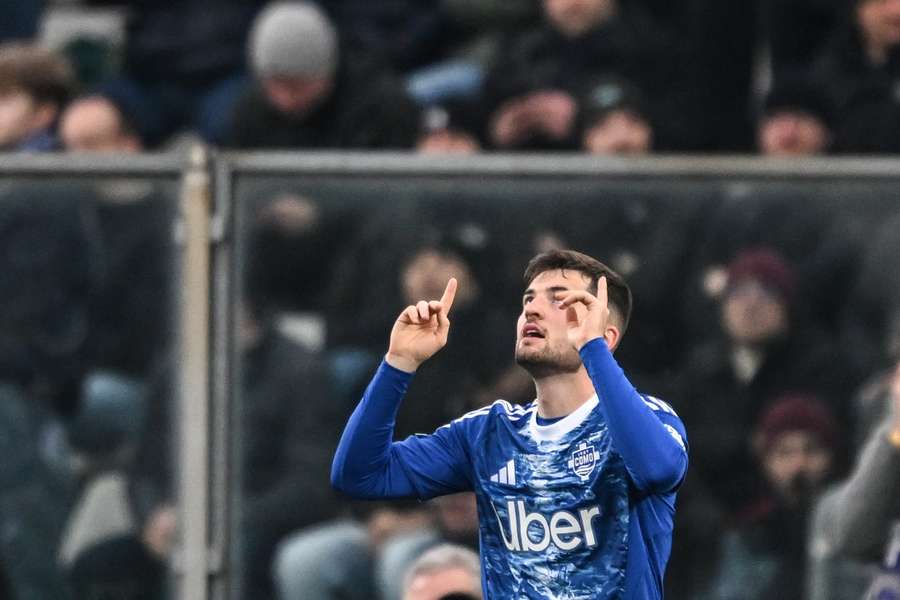 Baturina del Como festeggia il gol contro il Torino