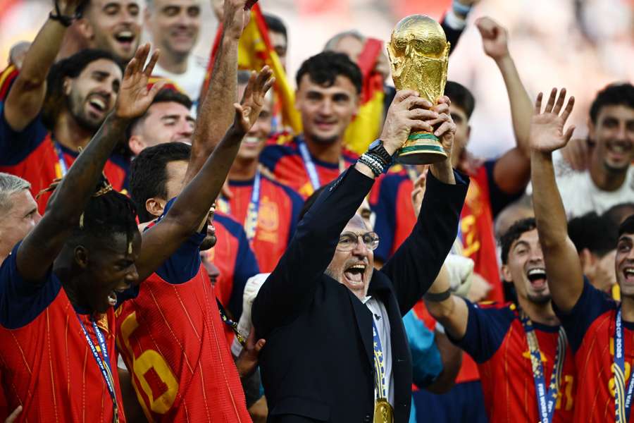 Luis de la Fuente avec le trophée de champion du monde Luis de la Fuente avec le trophée de champion du monde