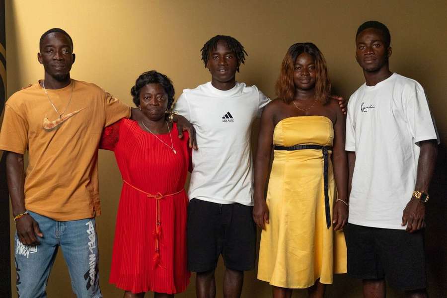 Renato Nhaga acompanhado pela família