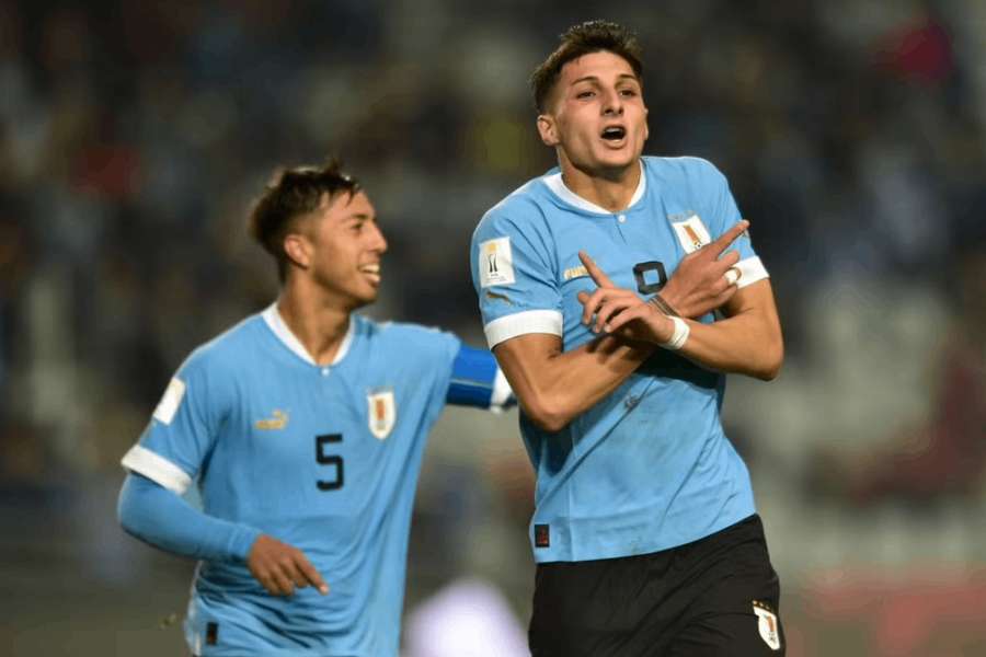 Uruguajčan Ferrari sa raduje z gólu v sieti irackého brankára Hassana. Napokon sa teší z postupu z druhého miesta.