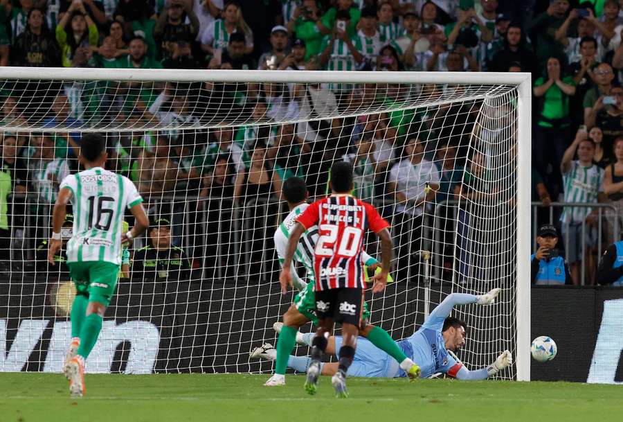 Rafael pegou o segundo pênalti cobrado por Edwin Cardona Rafael pegou o segundo pênalti cobrado por Edwin Cardona