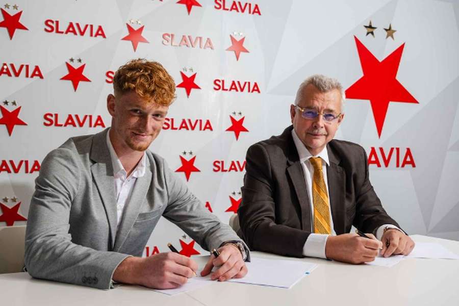 Mládežnický reprezentační brankář Adam Paar podepsal ve Slavii první profesionální smlouvu.