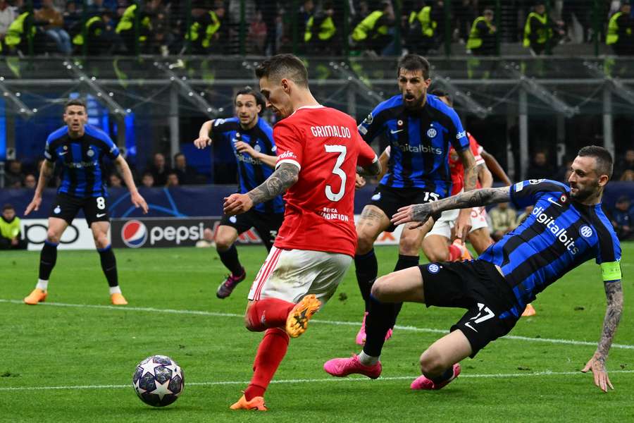 Grimaldo assistiu para o segundo golo e esteve na jogada do terceiro do Benfica em Milão
