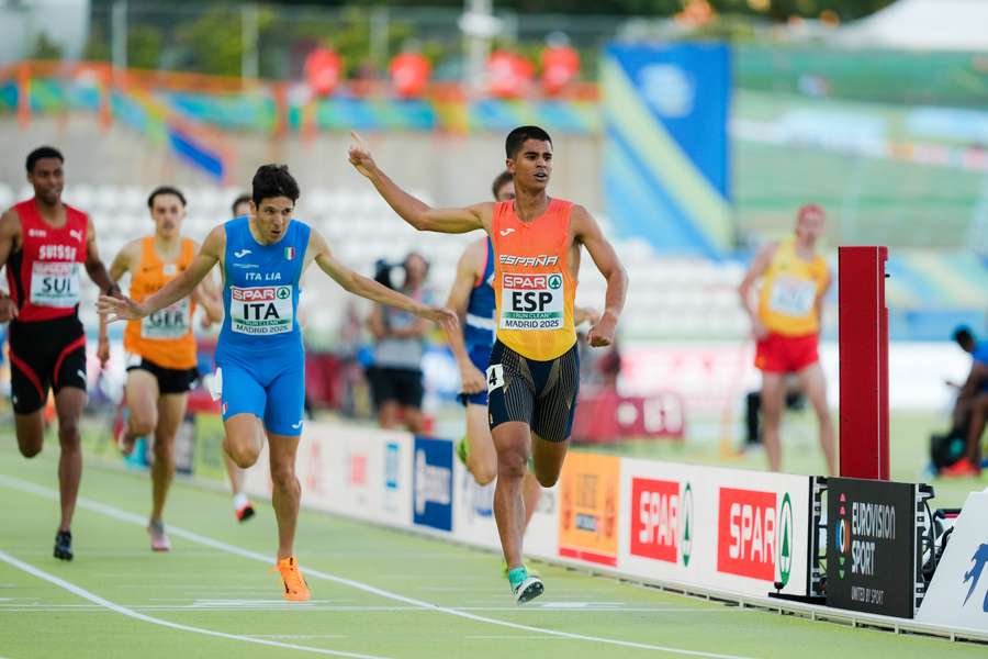 Attaoui, entrando en meta tras ganar los 800 metros