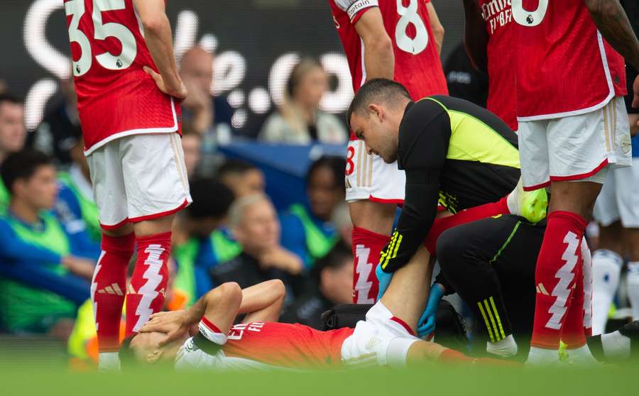 Gabriel Martinelli tijdens een blessurebehandeling