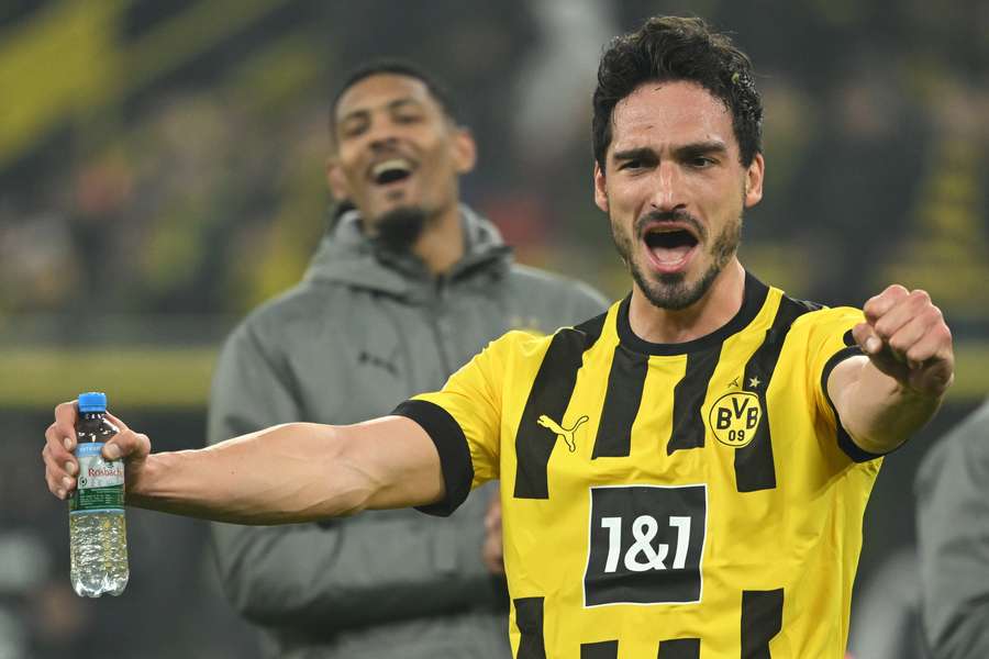 Mats Hummels freut sich über die Tabellenführung