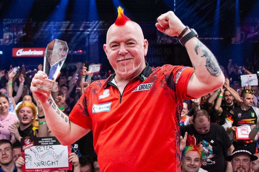 Peter Wright met de trofee voor de Czech Darts Open-winnaar