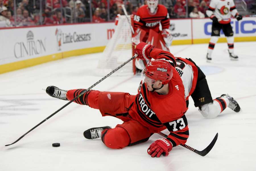 Hart umkämpfte Partie in Detroit, hier schlittern Adam Erne (Red Wings) und Nick Holden (Senators) über das Eis