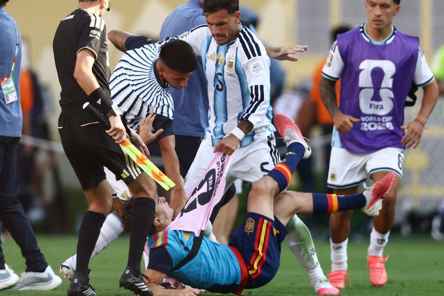 A confusão entre Paredes e Gavi após o apito final da Copa do Mundo A confusão entre Paredes e Gavi após o apito final da Copa do Mundo