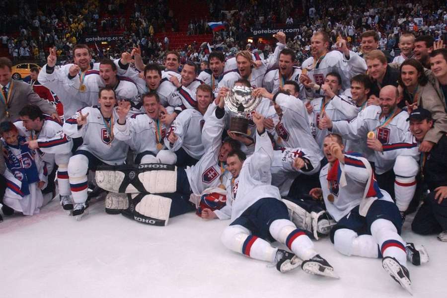 Na fotke historický úspech slovenského hokeja z roku 2002.