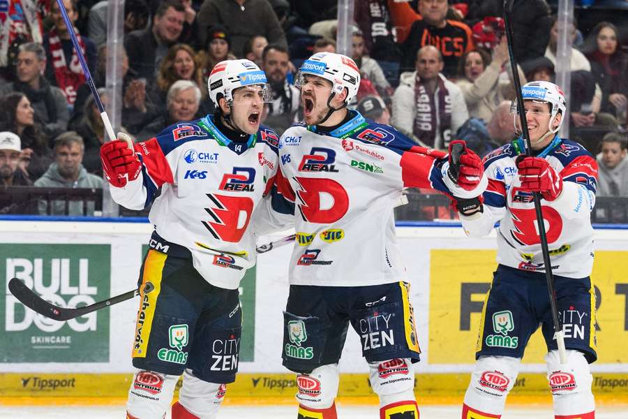 Hunter Fejes (vlevo) v úterním zápasu na ledě Sparty.