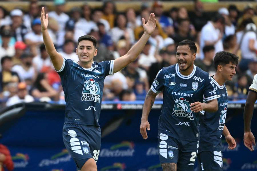 Togni celebra su valioso gol