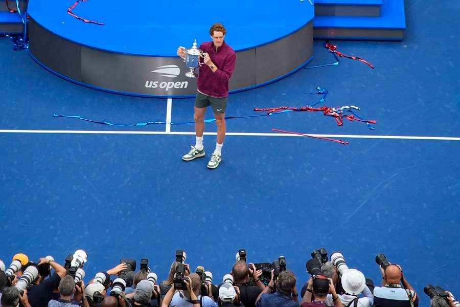 Jannik Sinner com o troféu de vencedor do US Open.