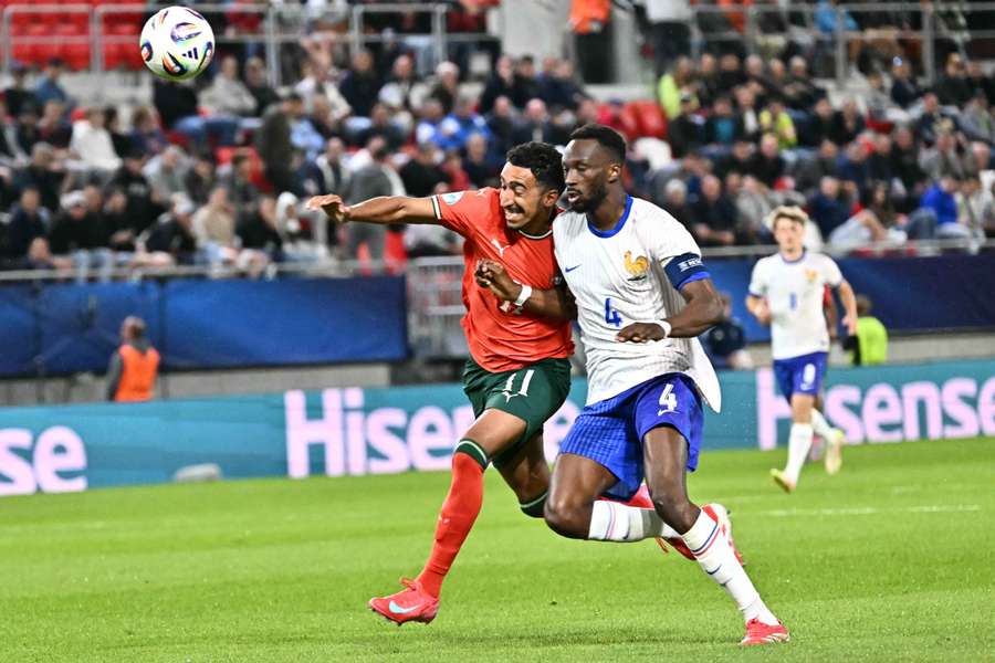 Chrislain Matsima à la lutte avec Tiago Tomas