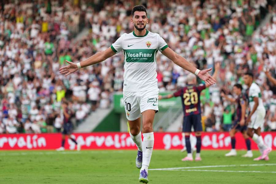 Rafa Mir celebra un gol con su nuevo equipo, el Elche