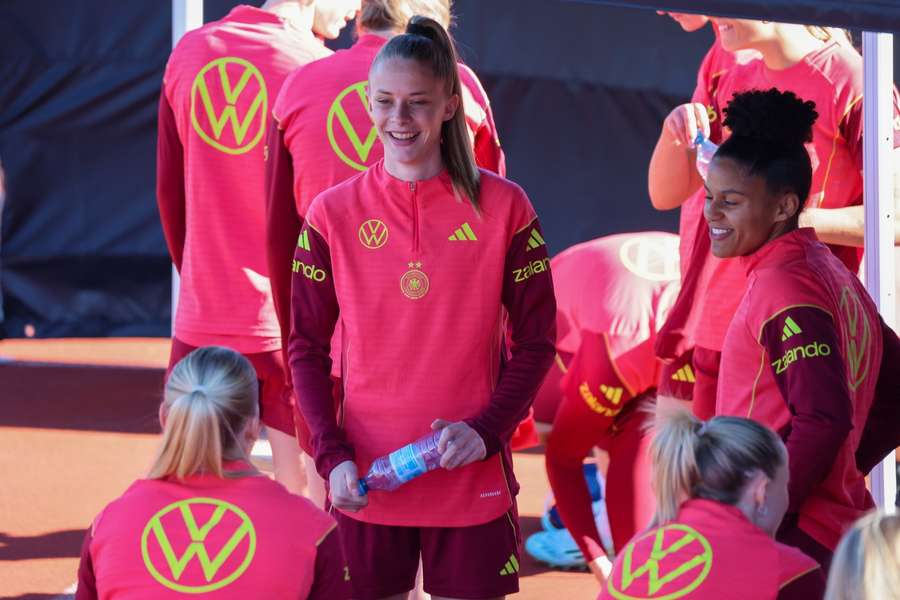 Vivien Endemann (l.) beim Training der deutschen Nationalmannschaft
