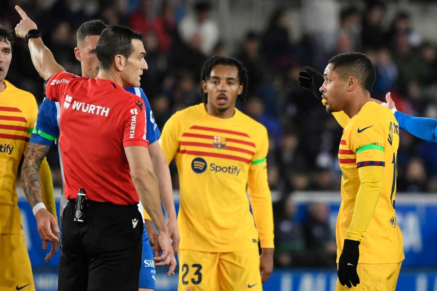 Munuera Montero expulsou Vitor Roque com dois amarelos em seis minutos