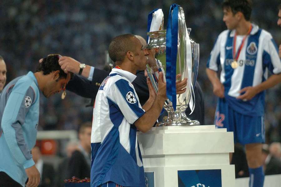 Costinha com o troféu da Liga dos Campeões