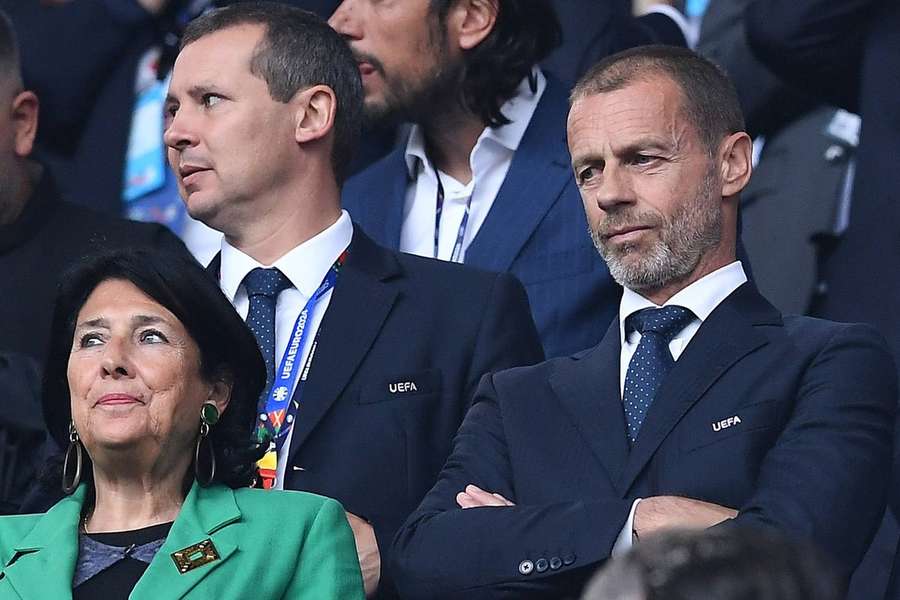 Le directeur des opérations de la FIFA, Kevin Lamour (en haut à gauche), se tient aux côtés du président de l’UEFA Aleksander Ceferin lors du match de Le directeur des opérations de la FIFA, Kevin Lamour (en haut à gauche), se tient aux côtés du président de l’UEFA Aleksander Ceferin lors du match de