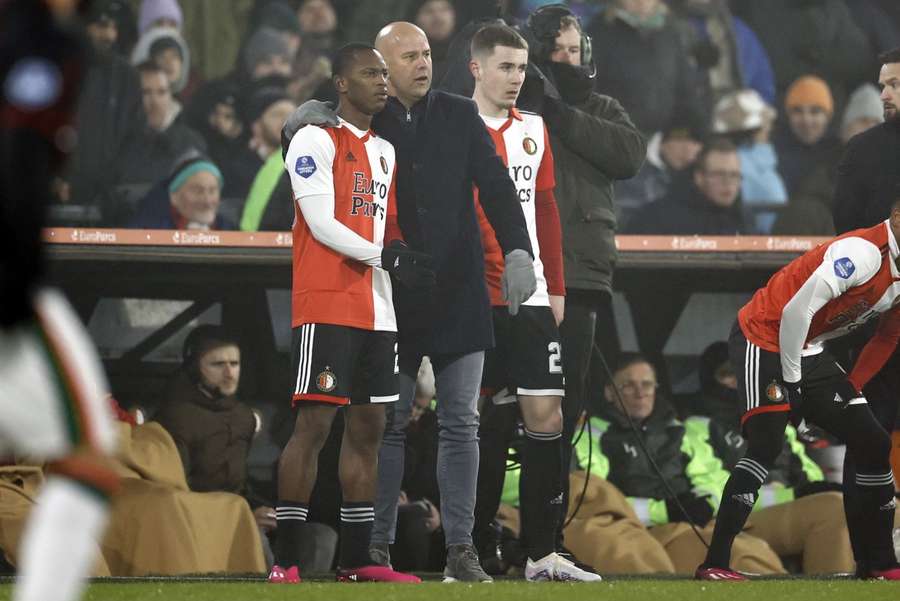 Arne Slot staat met Feyenoord knap op de eerste plaats in de Eredivisie