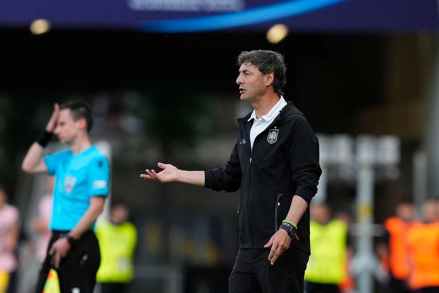 Santi Denia, durante el partido ante Rumanía, pidiendo explicaciones