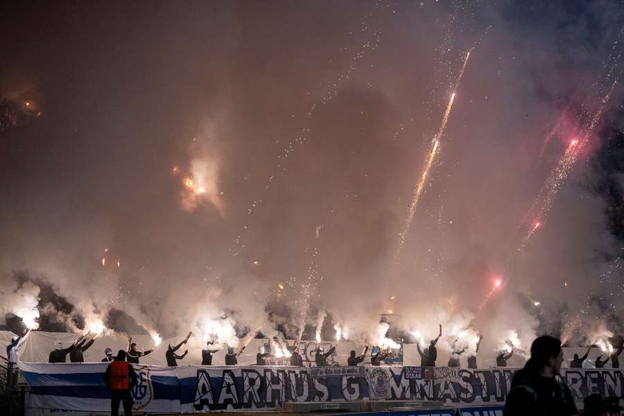 AGFs fans varmer op til anden halvleg under superligakampen mellem AGF og Brøndby IF på Ceres Park