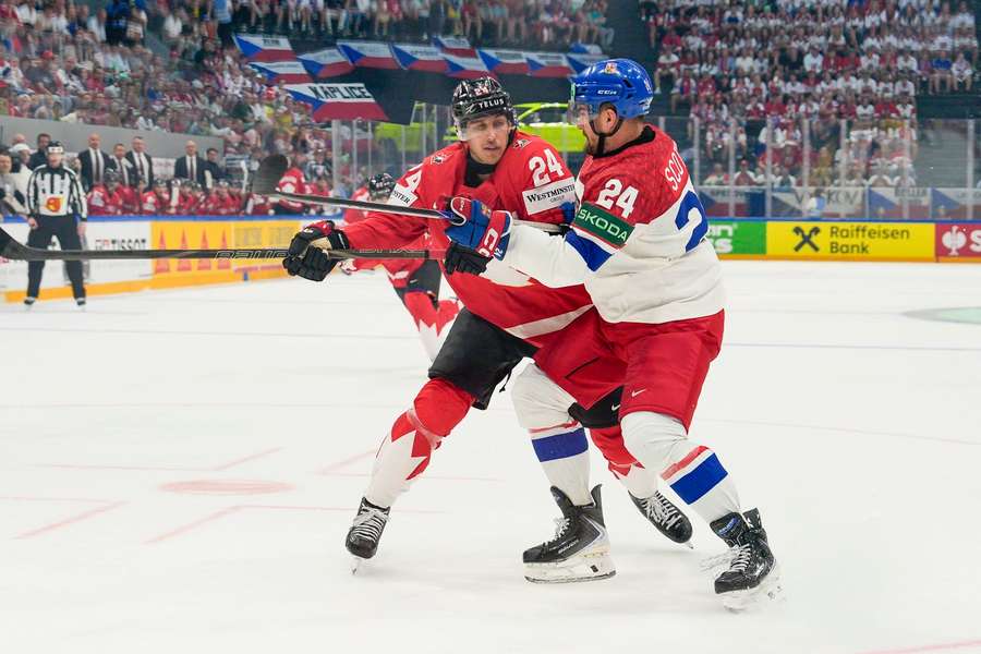 Jan Ščotka a Dylan Cozens v zápase Česka s Kanadou. Jan Ščotka a Dylan Cozens v zápase Česka s Kanadou.