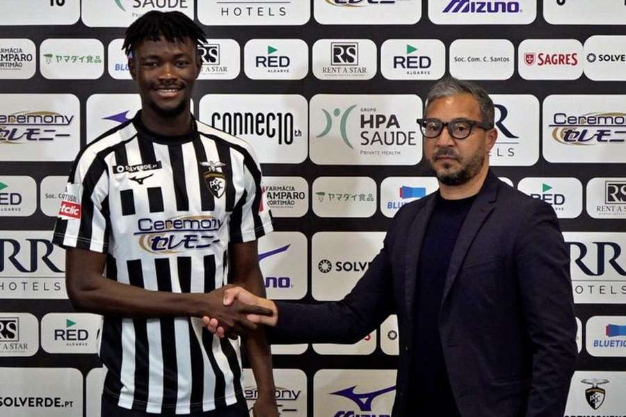 Stève Mvoué com Rodiney Sampaio, presidente da SAD do Portimonense