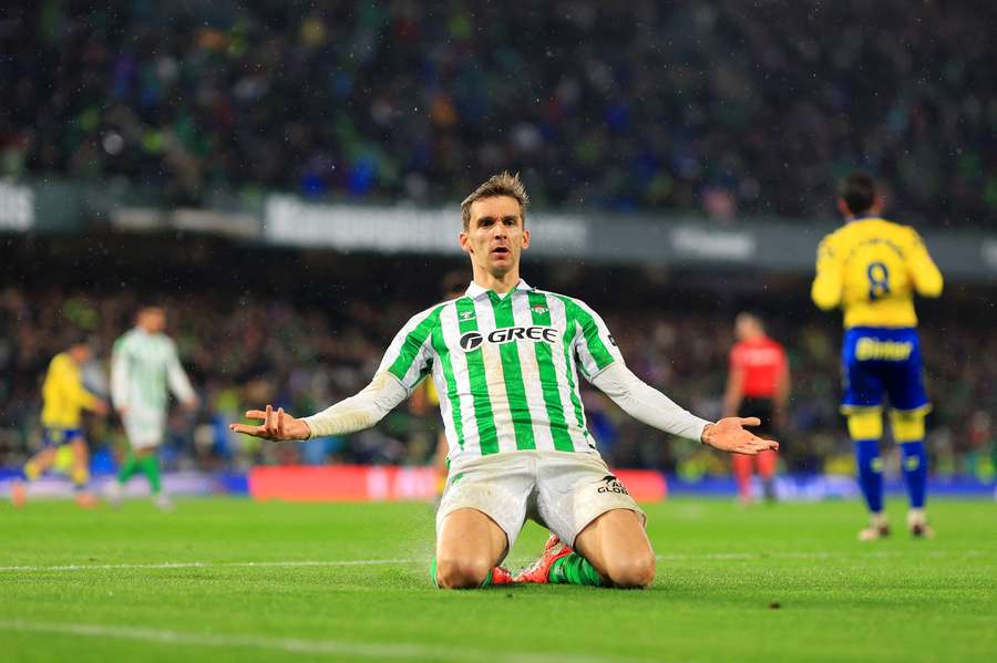 Diego Llorente celebra de rodillas el gol ante Las Palmas